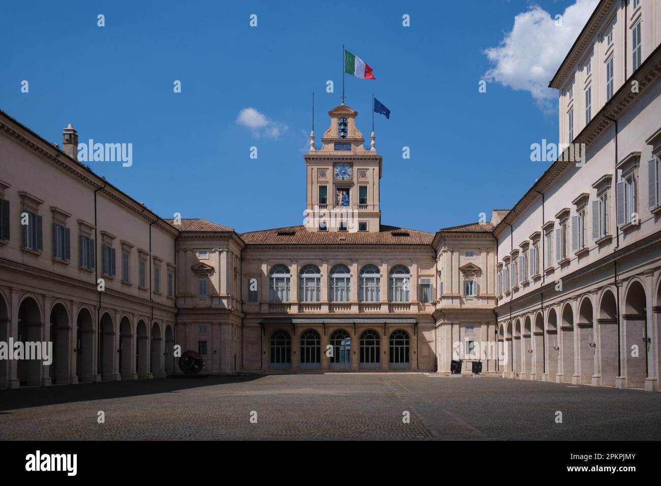 Roma, Italia. 07th Apr, 2023. Vista sul cortile d'onore del Palazzo del Quirinale di Roma. Il Palazzo del Quirinale, una delle tre residenze ufficiali del Presidente della Repubblica Italiana, ha più di 1.200 stanze, costruito nel 1583 dall'architetto Ottaviano Mascarino, fu sede pontificia (1609-1870). dal 2015 apre le sue porte al pubblico. (Foto di Atilano Garcia/SOPA Images/Sipa USA) Credit: Sipa USA/Alamy Live News Foto Stock