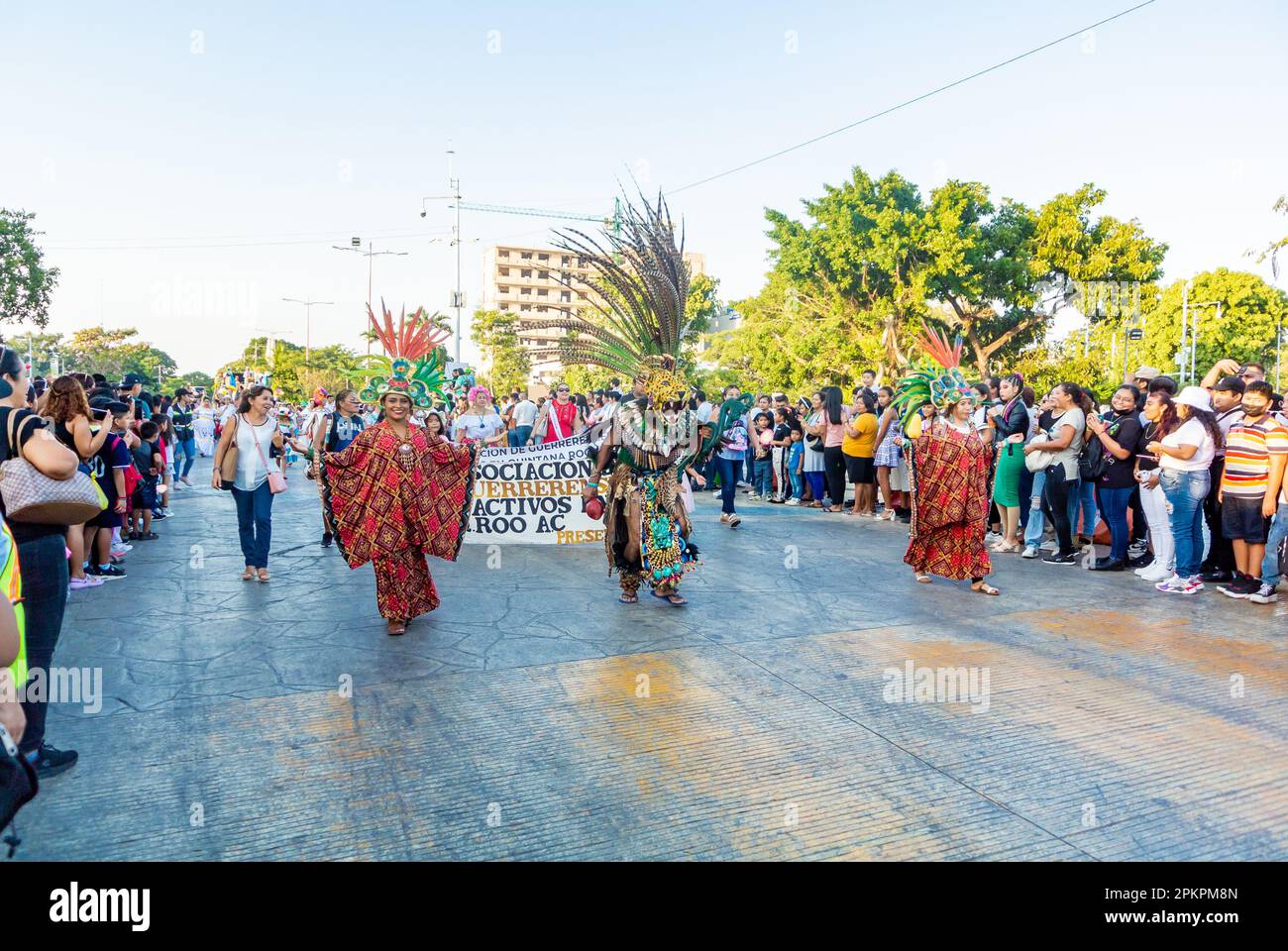 Cancun, Quintana Roo, Messico, popolo messicano con abiti tradizionali messicani al carnevale di Cancun 2023. Foto Stock