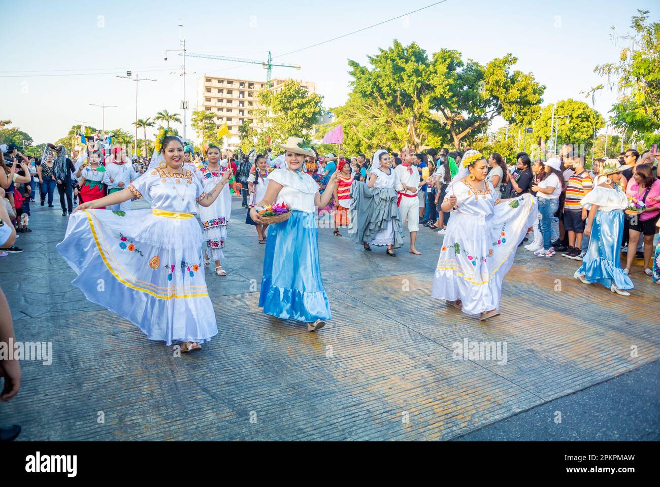 Cancun, Quintana Roo, Messico, donne messicane che ballano al carnevale di Cancun 2023 Foto Stock