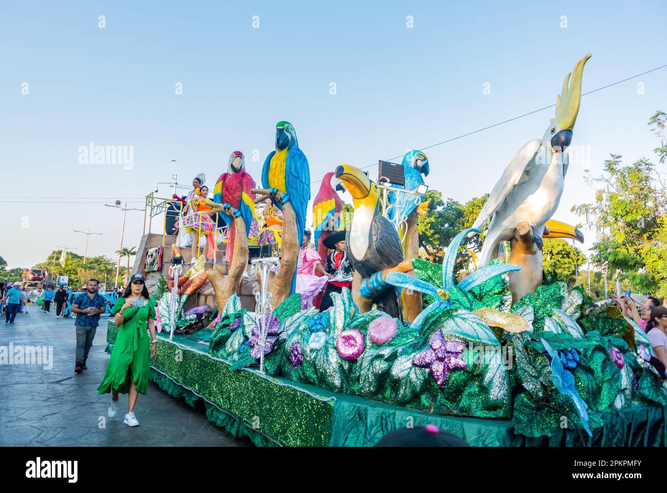 Cancun, Quintana Roo, Messico, donne messicane che ballano su un camion al carnevale di Cancun 2023 Foto Stock