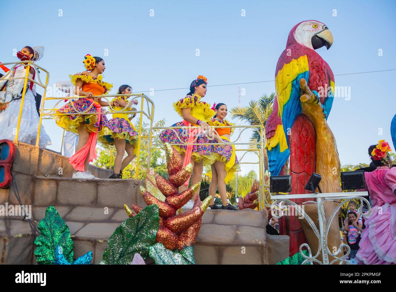 Cancun, Quintana Roo, Messico, donne messicane che ballano su un camion al carnevale di Cancun 2023 Foto Stock
