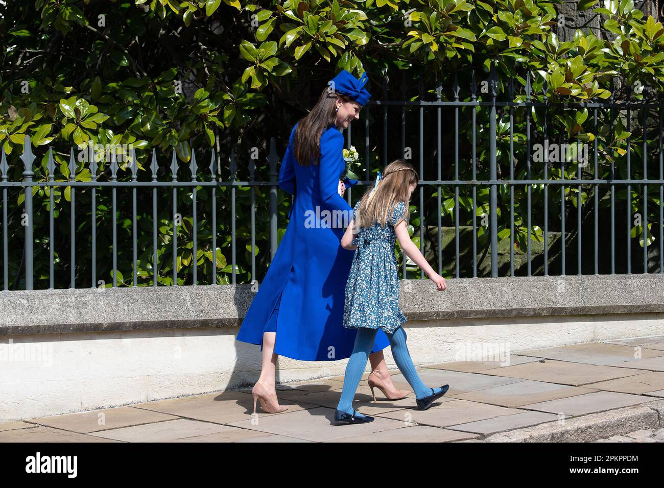 Windsor, Berkshire, Regno Unito. 9th aprile 2023. Caterina, la Principessa di Galles con la figlia principessa Charlotte, questa mattina lascia il servizio della mattina di Pasqua alla Cappella di San Giorgio al Castello di Windsor. Credit: Maureen McLean/Alamy Live News Foto Stock