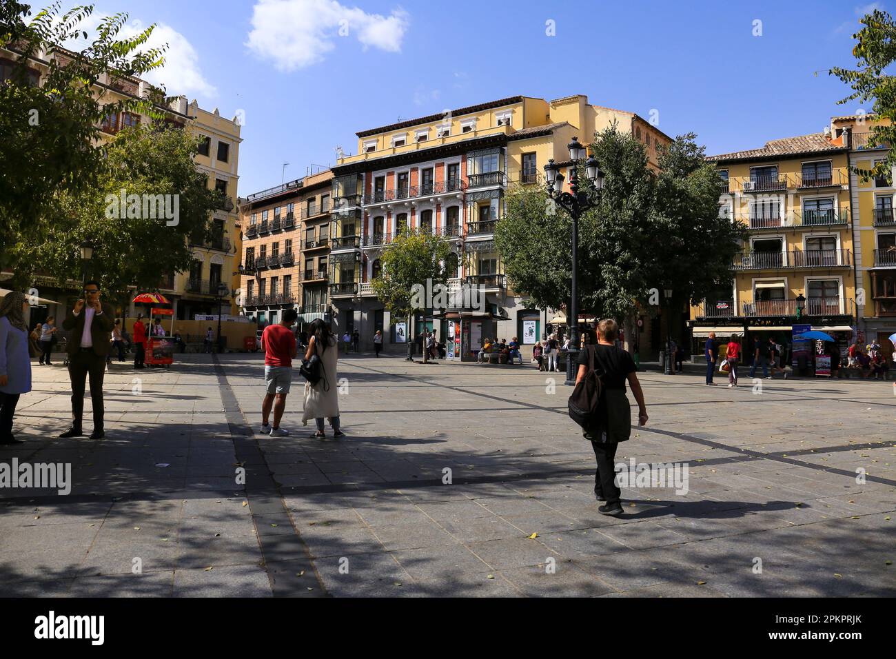 Toledo, Spagna - 6 ottobre 2022: La piazza principale della città vecchia di Toledo, chiamata Plaza de Zocodover Foto Stock