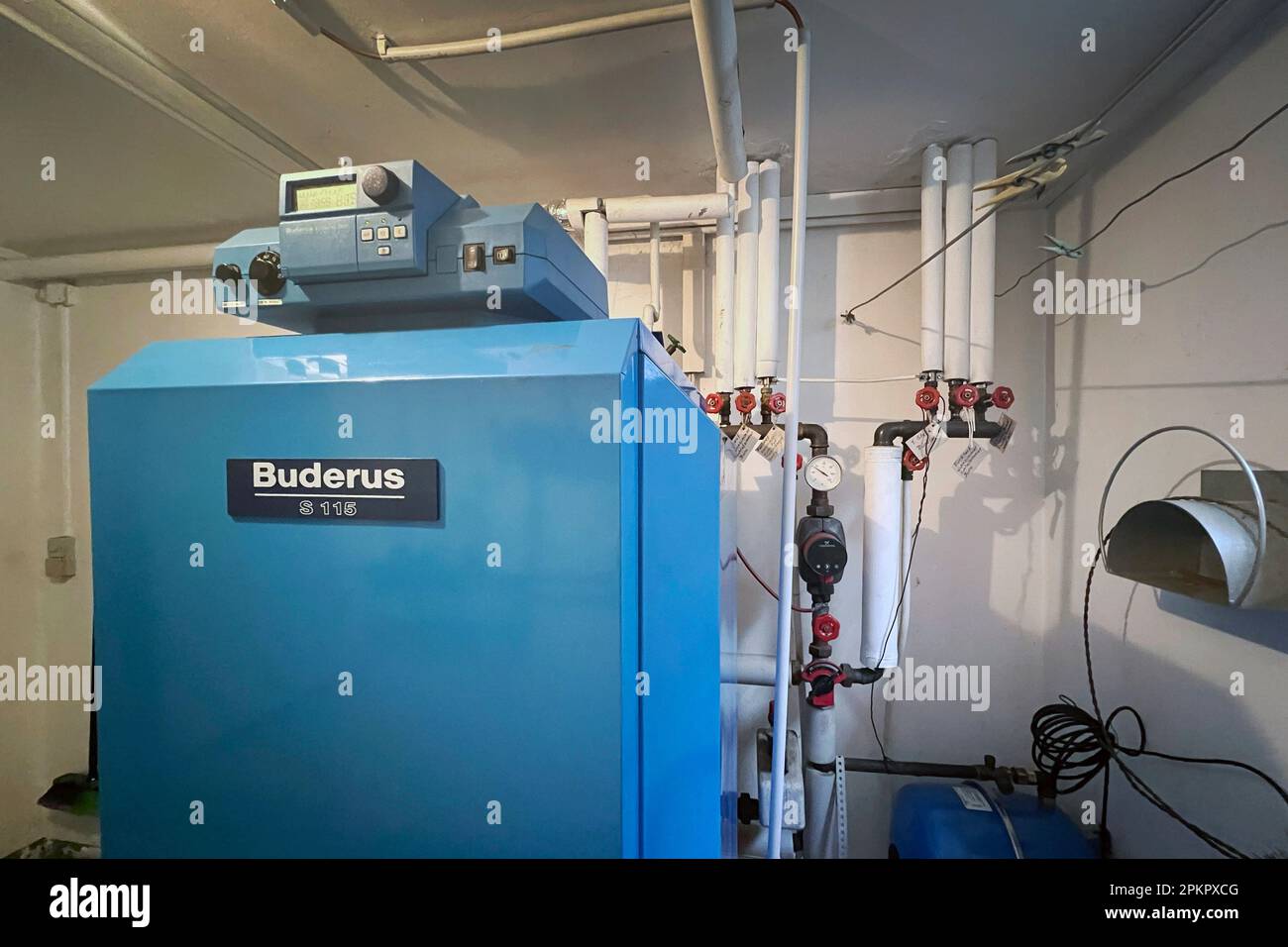 Gaeufelden, Germania. 09th Apr, 2023. Bruciatore Buderus con caldaia, riscaldamento ad olio in un locale caldaia di un edificio residenziale. ? Credit: dpa/Alamy Live News Foto Stock