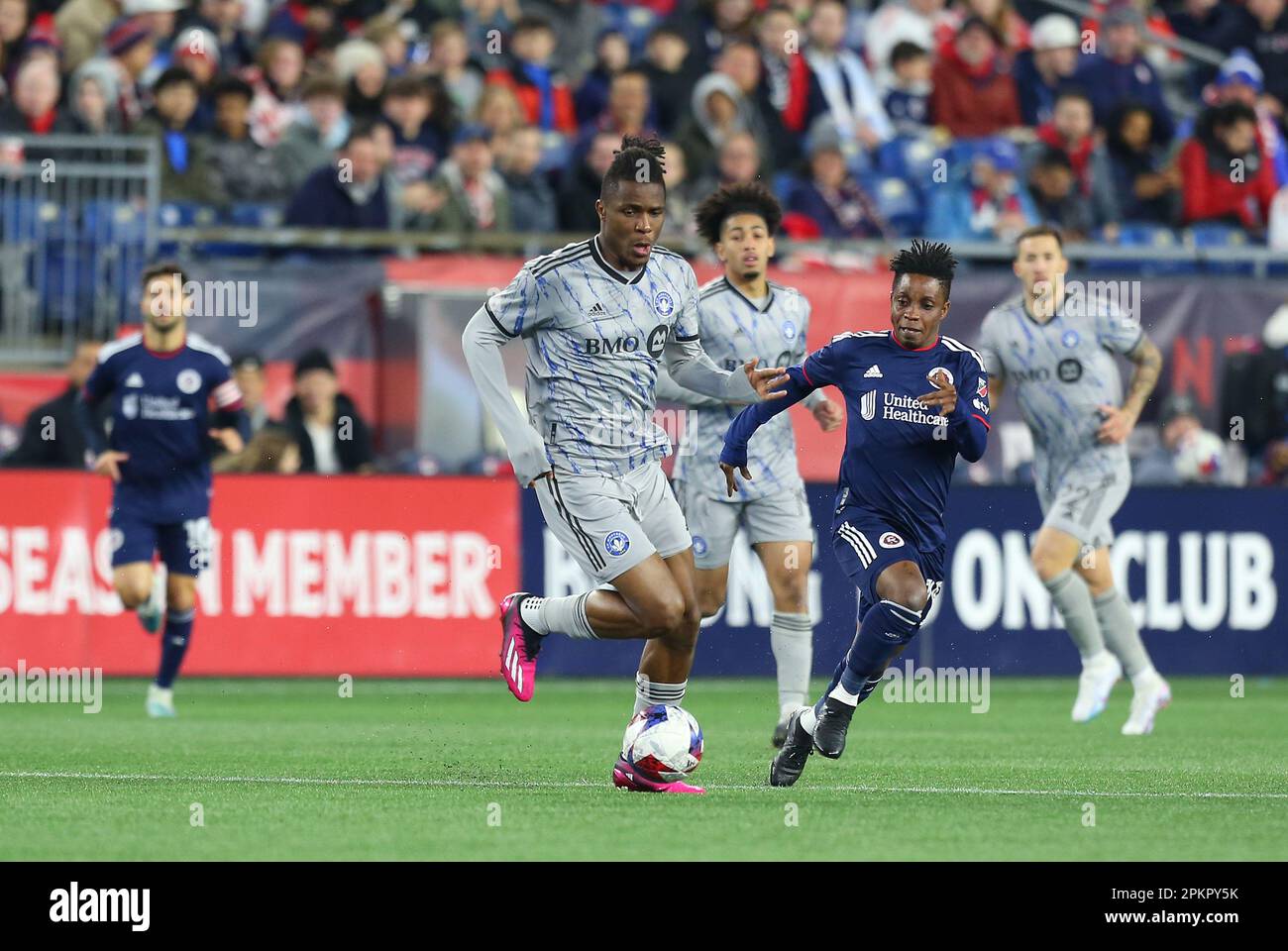 8 aprile 2023; Foxborough, ma, USA; CF MontrŽal Forward Chinonso Offor (9) e New England Revolution Forward Latif Benedizione (19) in azione durante un incontro MLS tra CF Montreal e New England Revolution. Anthony Nesmith/CSM Foto Stock