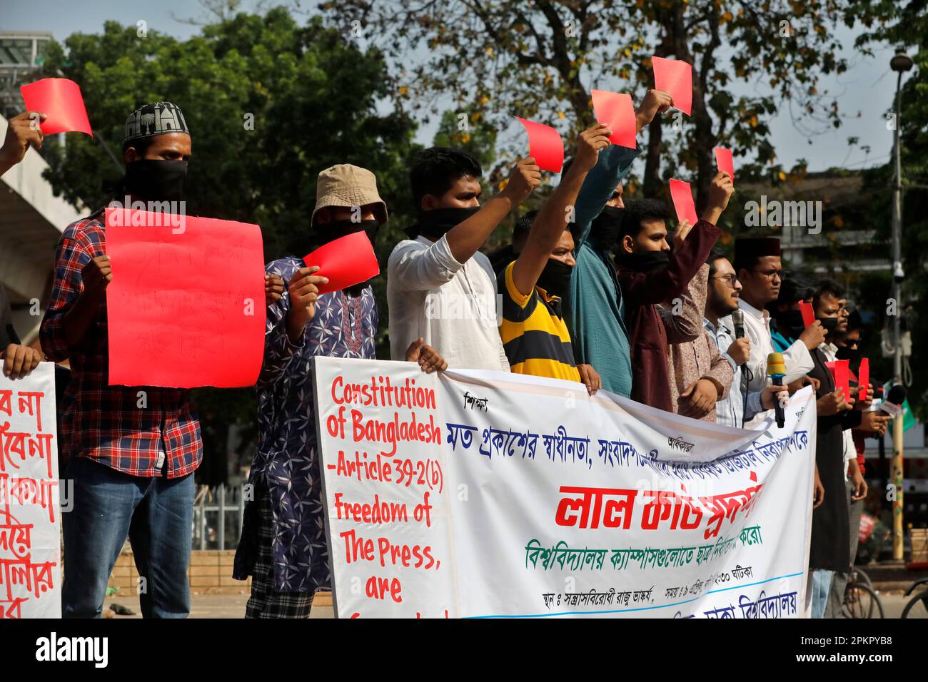 Dhaka, Bangladesh - 09 aprile 2023: Bangladesh Chhatra Odhikar Parishad mostra la carta rossa sul campus della Dhaka University contro il Digital Security Act utilizzato Foto Stock