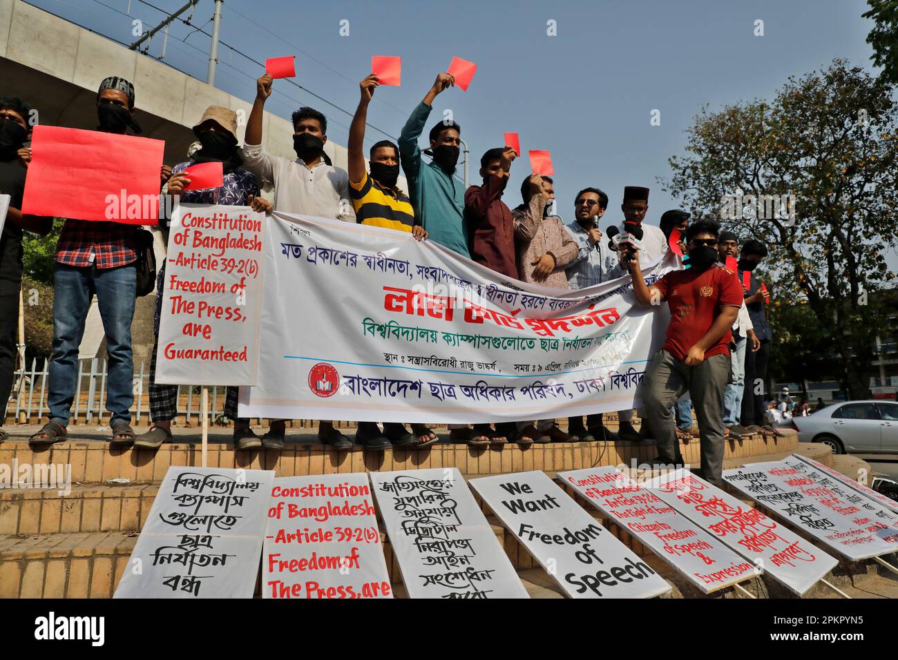 Dhaka, Bangladesh - 09 aprile 2023: Bangladesh Chhatra Odhikar Parishad mostra la carta rossa sul campus della Dhaka University contro il Digital Security Act utilizzato Foto Stock