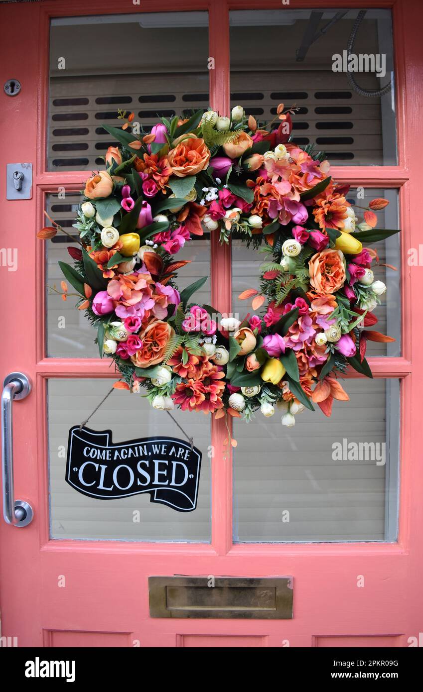 Corona di Pasqua su una porta a Stony Stratford, Milton Keynes. Foto Stock