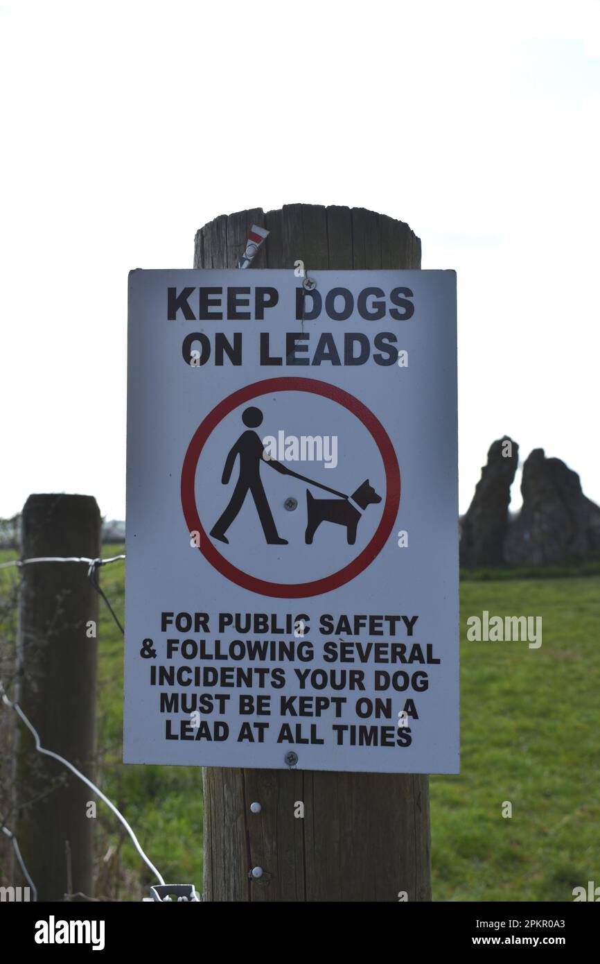 Un avviso su un palo di recinzione: 'Tenga i cani sui cavi'. Foto Stock