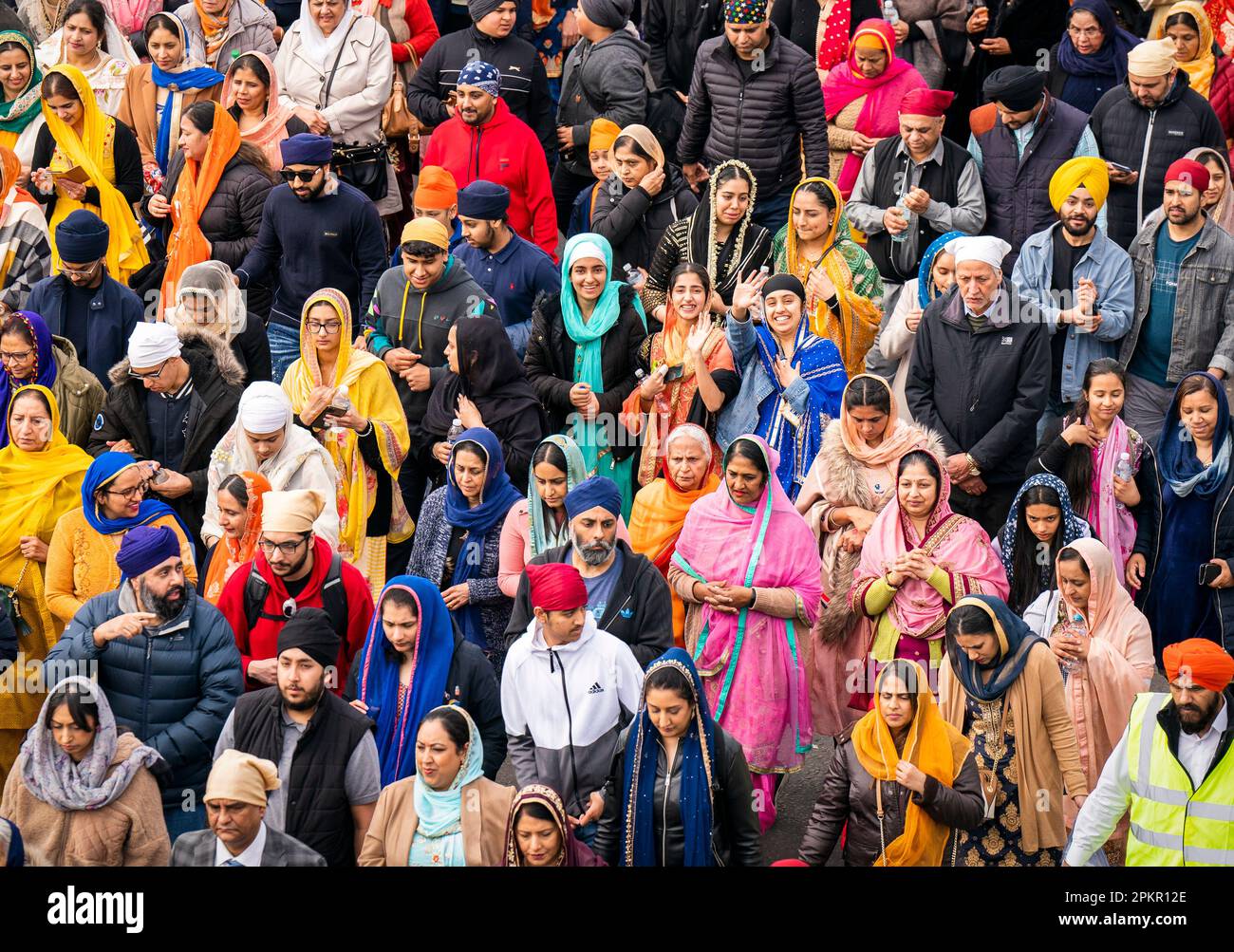 Le persone che partecipano alla processione annuale di Glasgow come parte della celebrazione Sikh Vaisakhi per celebrare la nascita della Nazione Sikh. Data immagine: Domenica 9 aprile 2023. Foto Stock