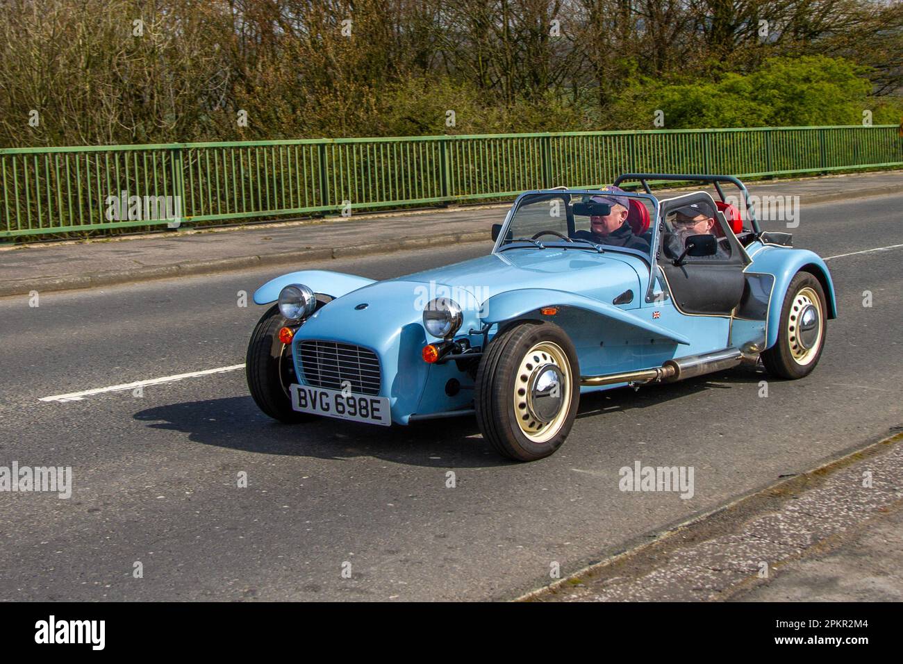 2017 blu Caterham 660cc; due posti, trazione posteriore Open Air sport kit car, alimentato da un motore 660cc Turbocharged 3 cilindri Suzuki; attraversando ponte autostradale a Greater Manchester, Regno Unito Foto Stock