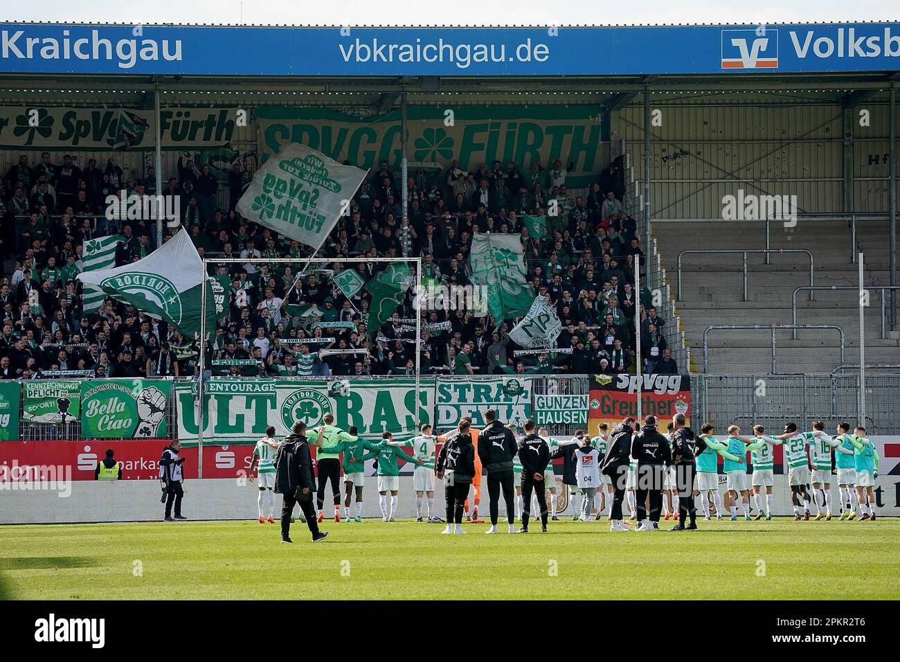 Sandhausen, Germania. 09th Apr, 2023. Calcio: 2. Bundesliga, SV Sandhausen  - SpVgg Greuther Fürth, giorno 27, BWT-Stadion am Hardtwald. Il team di  Fürth desidera ringraziare i tifosi per il loro sostegno. Credit: