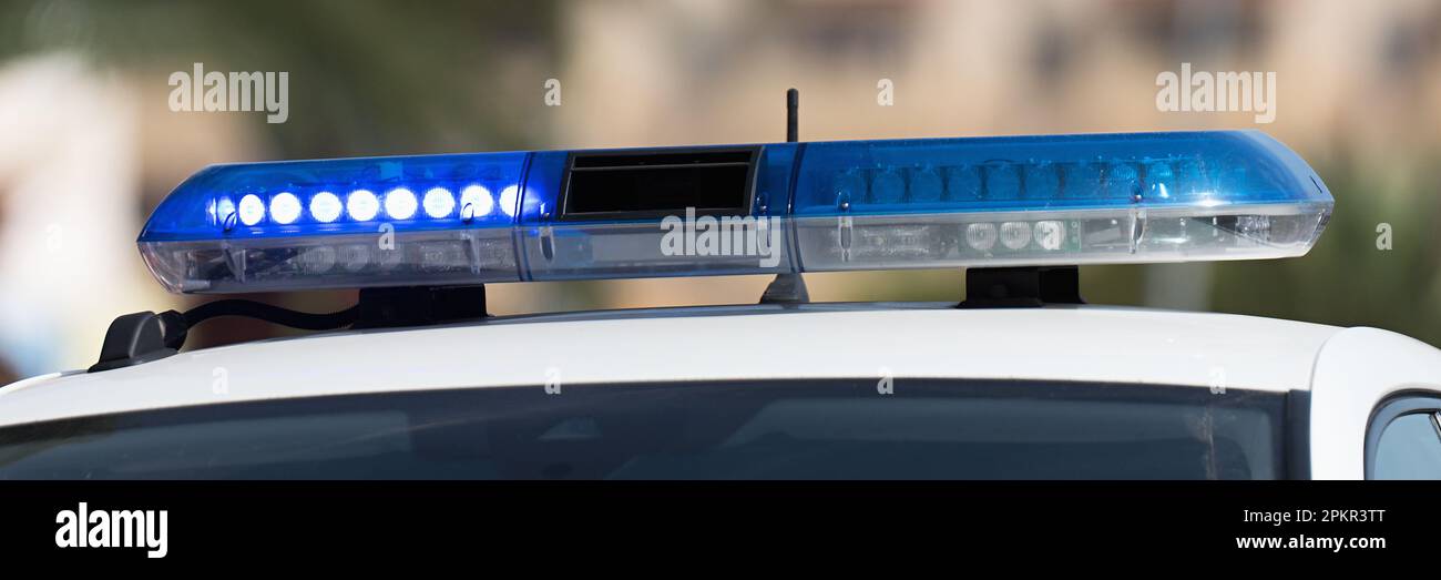 Lampeggiante blu polizia luci montato sul tetto del polacco auto della  polizia Foto stock - Alamy