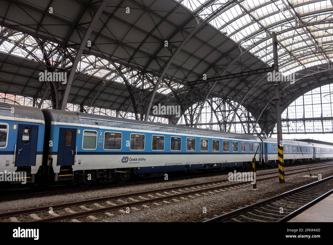 PRAGA, REPUBBLICA CECA - 13 NOVEMBRE 2022: Vagoni e treni di Ceske Drahy (Ferrovie ceche) compagnia di trasporto a Praha Hlavni Nadrazi principale trai Foto Stock