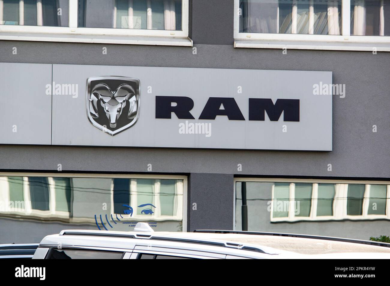 OSTRAVA, REPUBBLICA CECA - 8 SETTEMBRE 2022: Concessionaria di automobili RAM American con il logo grigio Foto Stock OSTRAVA, REPUBBLICA CECA - 8 SETTEMBRE 2022: Concessionaria di automobili RAM American con il logo grigio Foto Stock