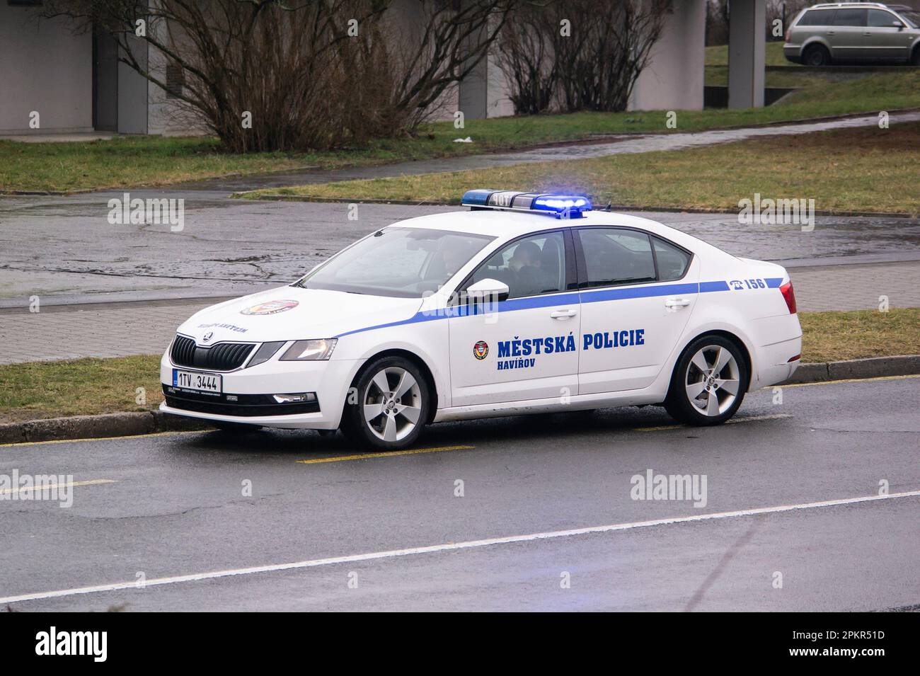 HAVIROV, REPUBBLICA CECA - 17 FEBBRAIO 2022: Auto della polizia cittadina bianca Skoda Octavia di Mestska Policie parcheggiata su una strada Foto Stock