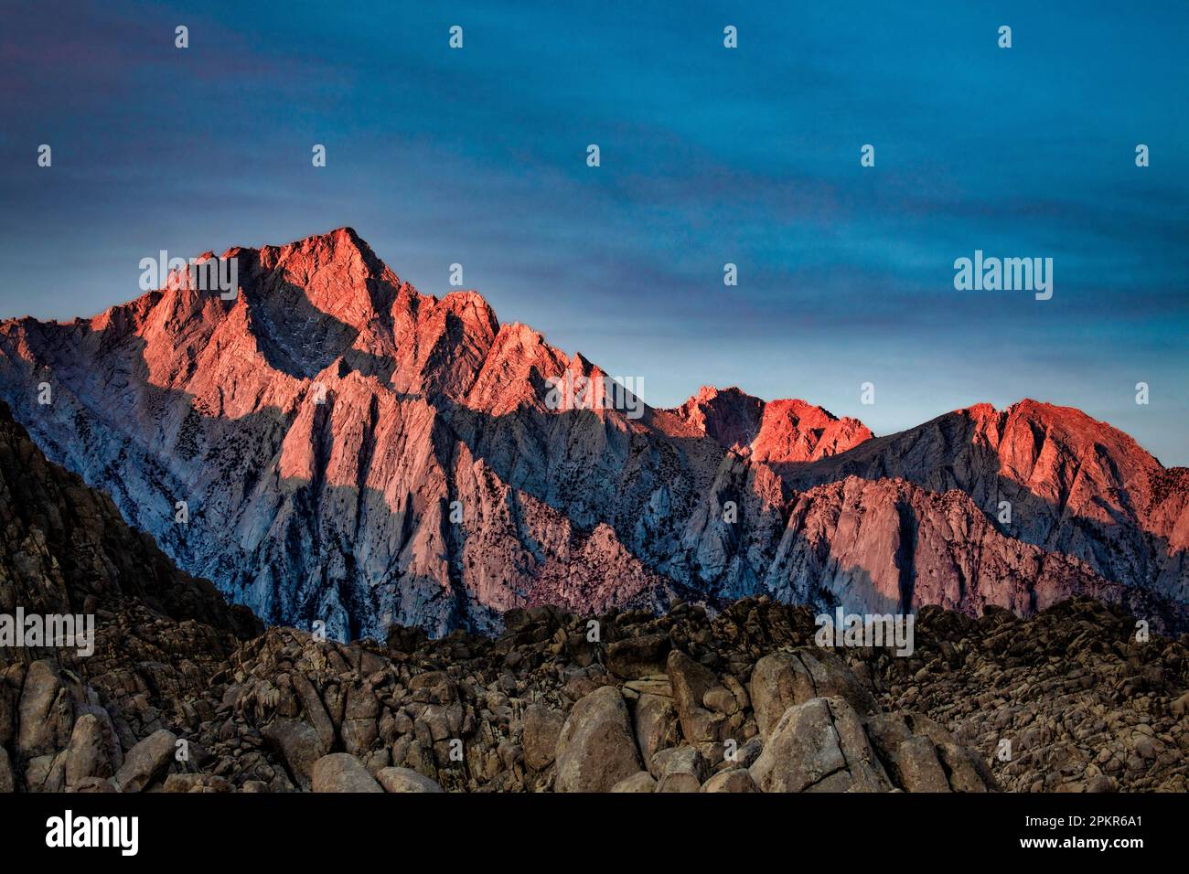 Lone Pine Peak sorge ad est di Lone Pine vicino al Monte Whitney nelle montagne della Sierra Nevada in California. Foto Stock