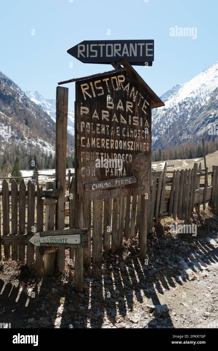 Recinzione in legno e insegna ristorante a Valnontey, Parco Nazionale del Gran Paradiso, Valle d'Aosta, Italia Foto Stock