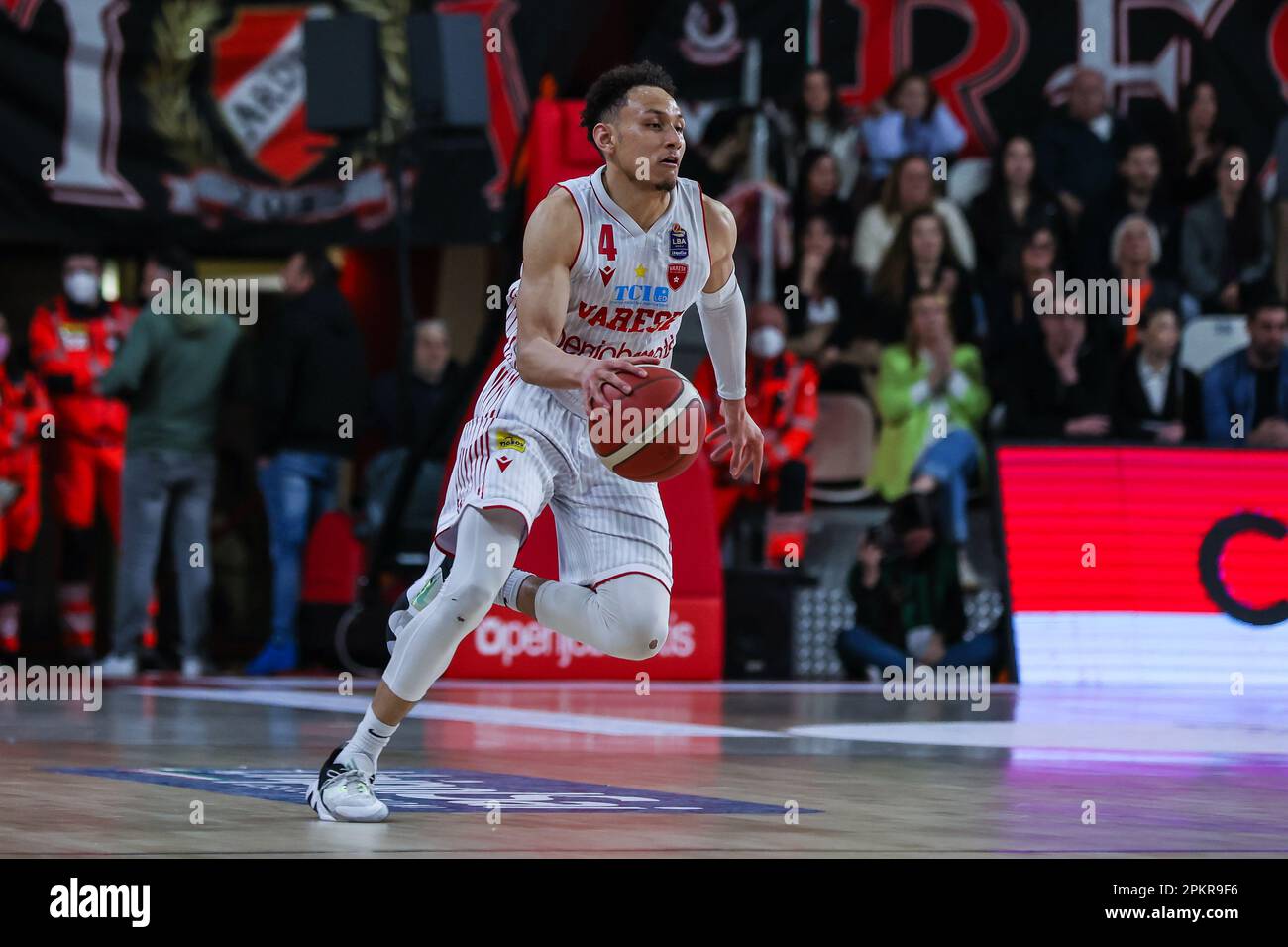 Varese, Italia. 08th Apr, 2023. Colbey Ross #4 di Pallacanestro Varese OpenJobMetis in azione durante LBA Lega Basket Un gioco di Stagione 2022/23 tra Pallacanestro Varese OpenJobMetis e Unahhotels Reggio Emilia a Palasport Lino Oldrini. Punteggio finale; Varese 81:85 Reggiana. Credit: SOPA Images Limited/Alamy Live News Foto Stock