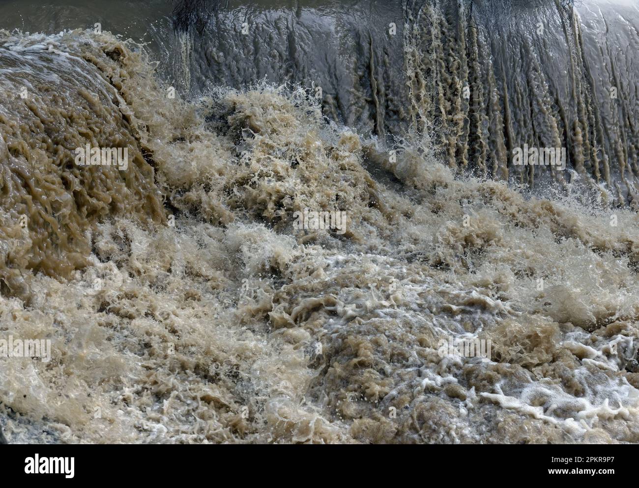 Dopo forti piogge, il piccolo Koonaprurse che scende dai monti Winterberg si riversa su uno stramazzo nella fattoria Welwood vicino Adelaide. Foto Stock