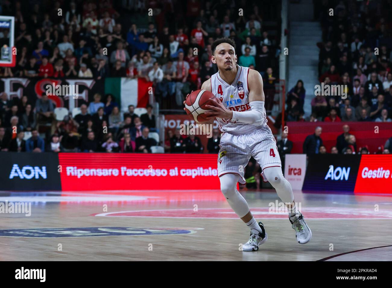 Varese, Italia. 08th Apr, 2023. Colbey Ross #4 di Pallacanestro Varese OpenJobMetis in azione durante LBA Lega Basket Un gioco di Stagione 2022/23 tra Pallacanestro Varese OpenJobMetis e Unahhotels Reggio Emilia a Palasport Lino Oldrini. Punteggio finale; Varese 81:85 Reggiana. (Foto di Fabrizio Carabelli/SOPA Images/Sipa USA) Credit: Sipa USA/Alamy Live News Foto Stock