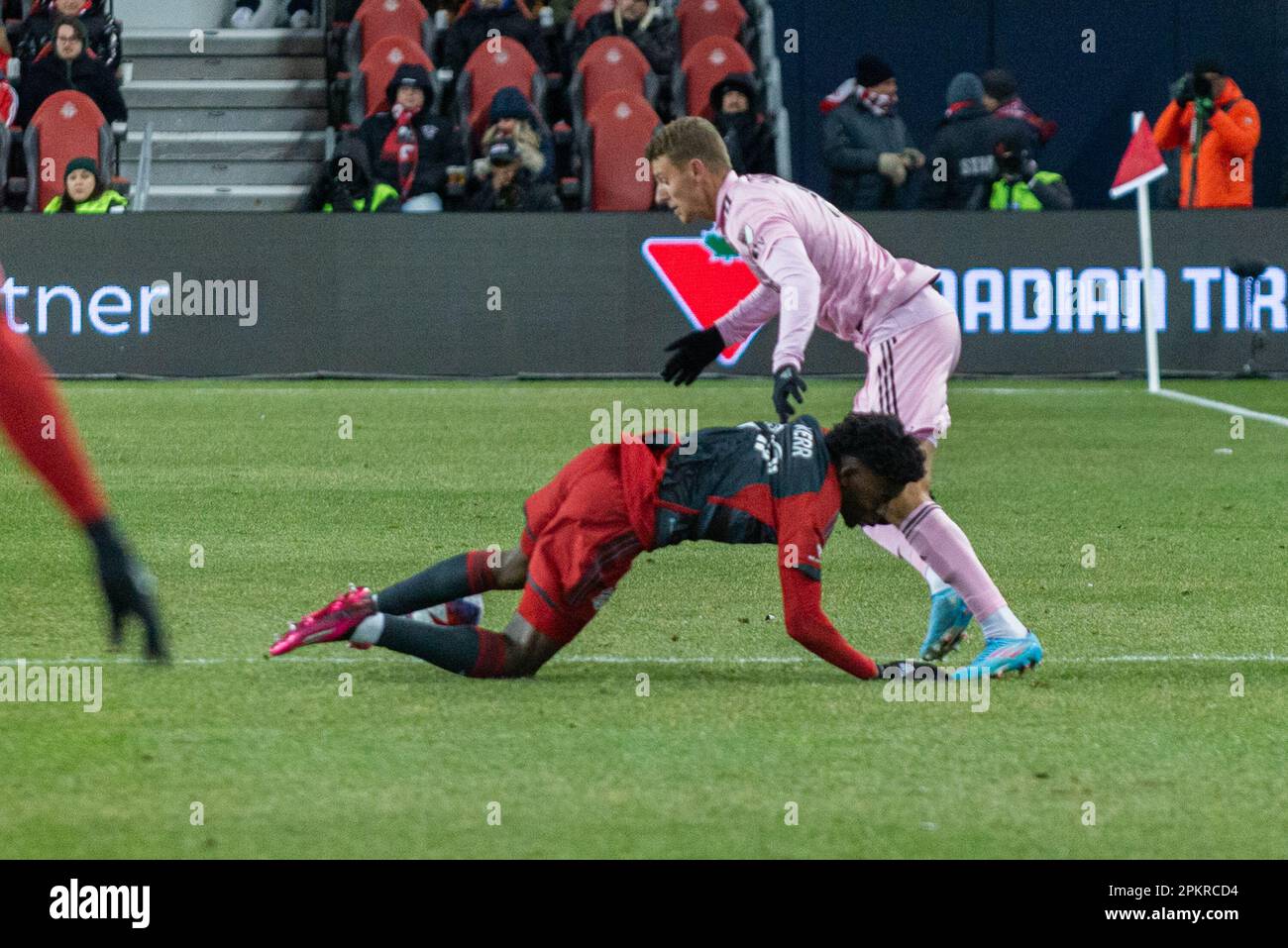 Toronto, ON, Canada - corrispondenza 18, 2023: DeAndre Kerr #29 avanti del Toronto FC lotta per la palla con Robbie Robinson #19 avanti dell'Inter Foto Stock