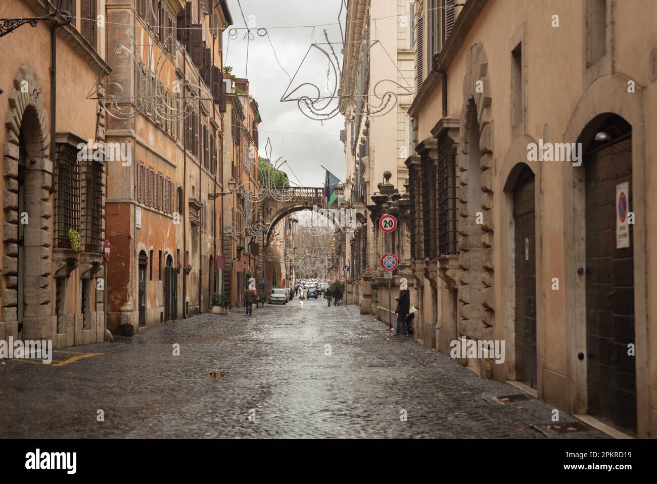 Via Giulia a Roma dopo la pioggia Foto Stock