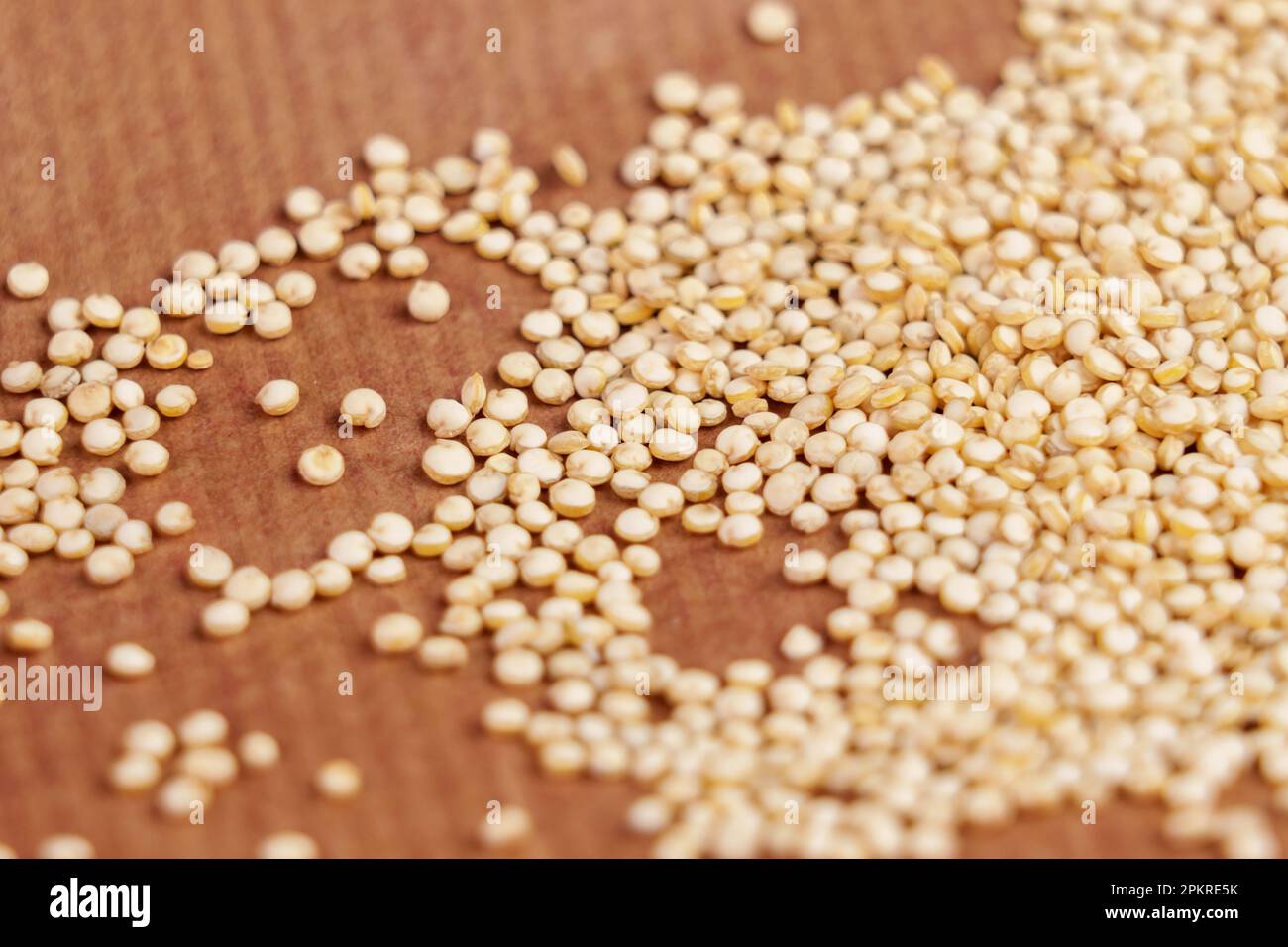 Semi organici di quinoa su primo piano di carta marrone Foto Stock