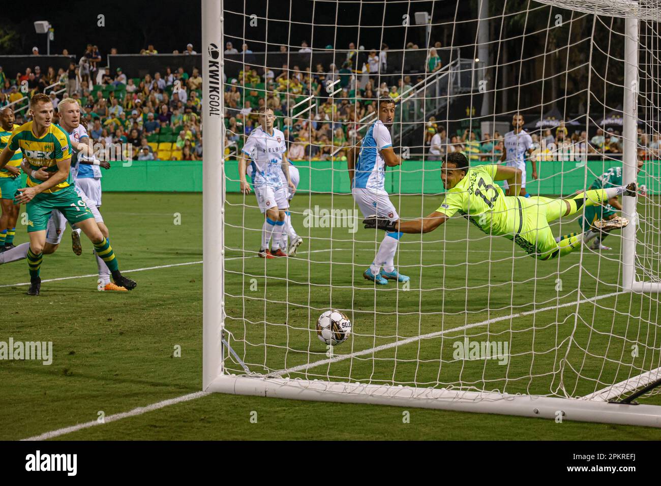 St Petersburg, FL: Tampa Bay Rowdies avanti Cal Jennings (26) si collega al calcio d'angolo dal centrocampista Lewis Hilton (4) e mette la palla oltre Miam Foto Stock