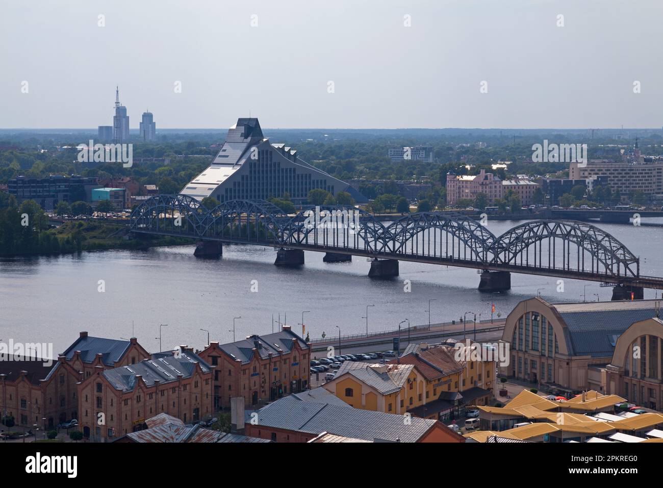 Riga, Lettonia - Giugno 13 2019: La Biblioteca Nazionale di Lettonia (lettone: Latvijas Nacionālā bibliotēka), conosciuta anche come Castello di luce (Gaisma pils), è una Foto Stock