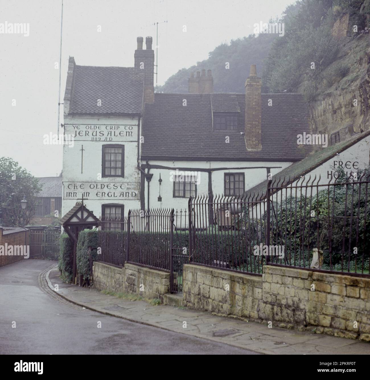 1960s, storico, Nottingham, la casa pubblica, 'Ye Olde viaggio a Gerusalemme' 1189 d.C., la più antica locanda in Inghilterra. Questa famosa taverna, costruita su una serie di grotte sotto il Castello di Nottingham, è stato, secondo la leggenda, utilizzato come una sosta per crociati che si dirigono a Gerusalemme nel 12th ° secolo. Foto Stock