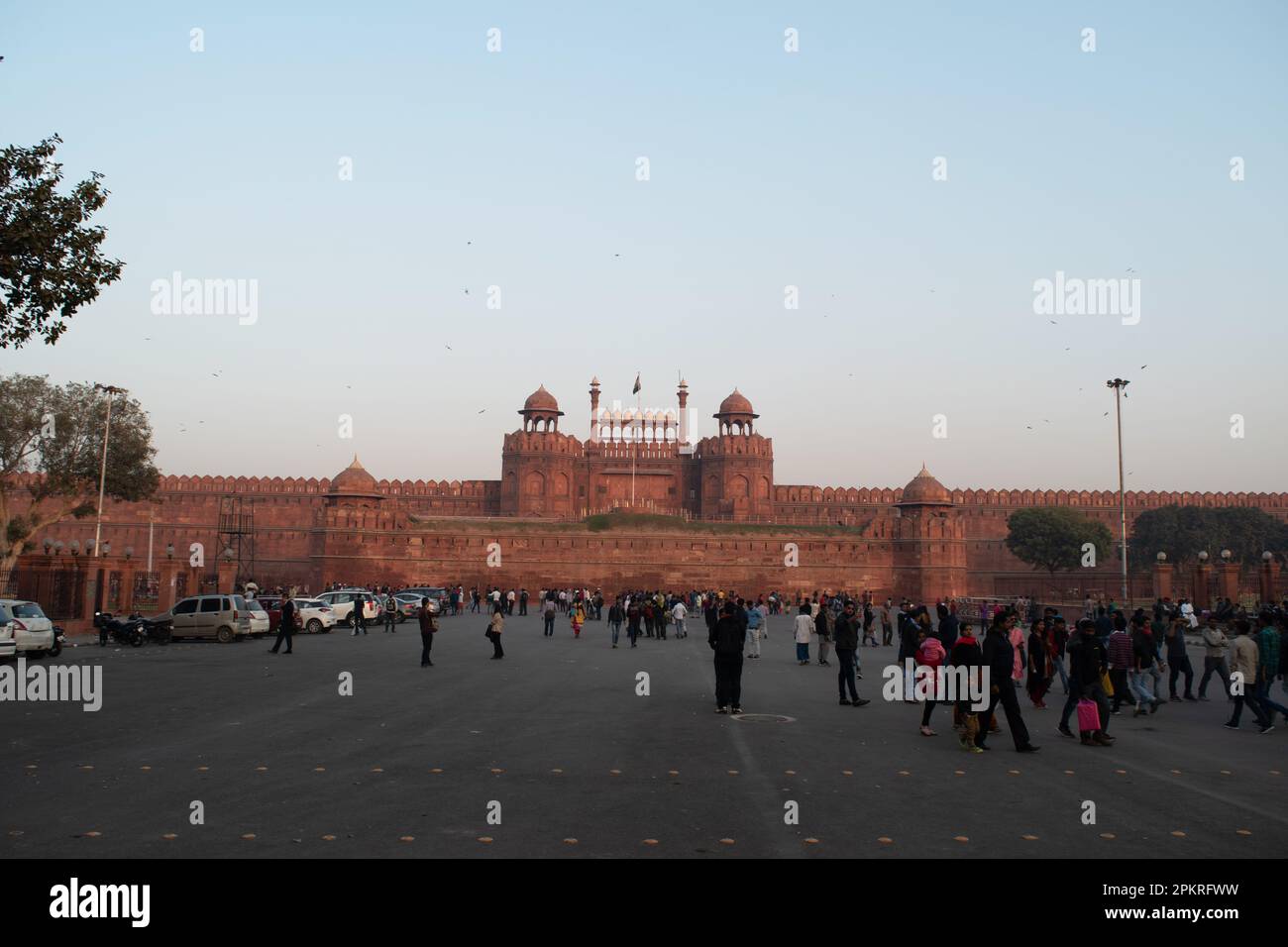 New delhi, india, 06 dicembre 2018:- Vista esterna del forte rosso con folla Foto Stock