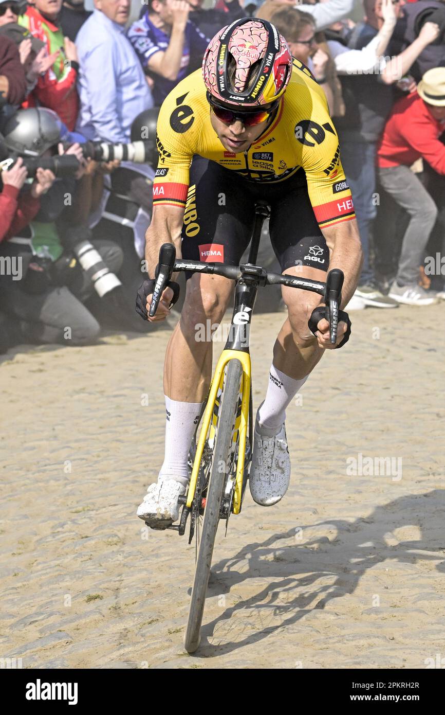 Roubaix, Francia. 09th Apr, 2023. Il belga Wout van Aert del Team Jumbo-Visma ha ritratto in azione durante la gara d'élite maschile dell'evento ciclistico 'Paris-Roubaix', 256,6km da Compiegne a Roubaix, Francia, domenica 09 aprile 2023. BELGA PHOTO POOL BERNARD PAPON Credit: Agenzia Notizie Belga/Alamy Live News Foto Stock