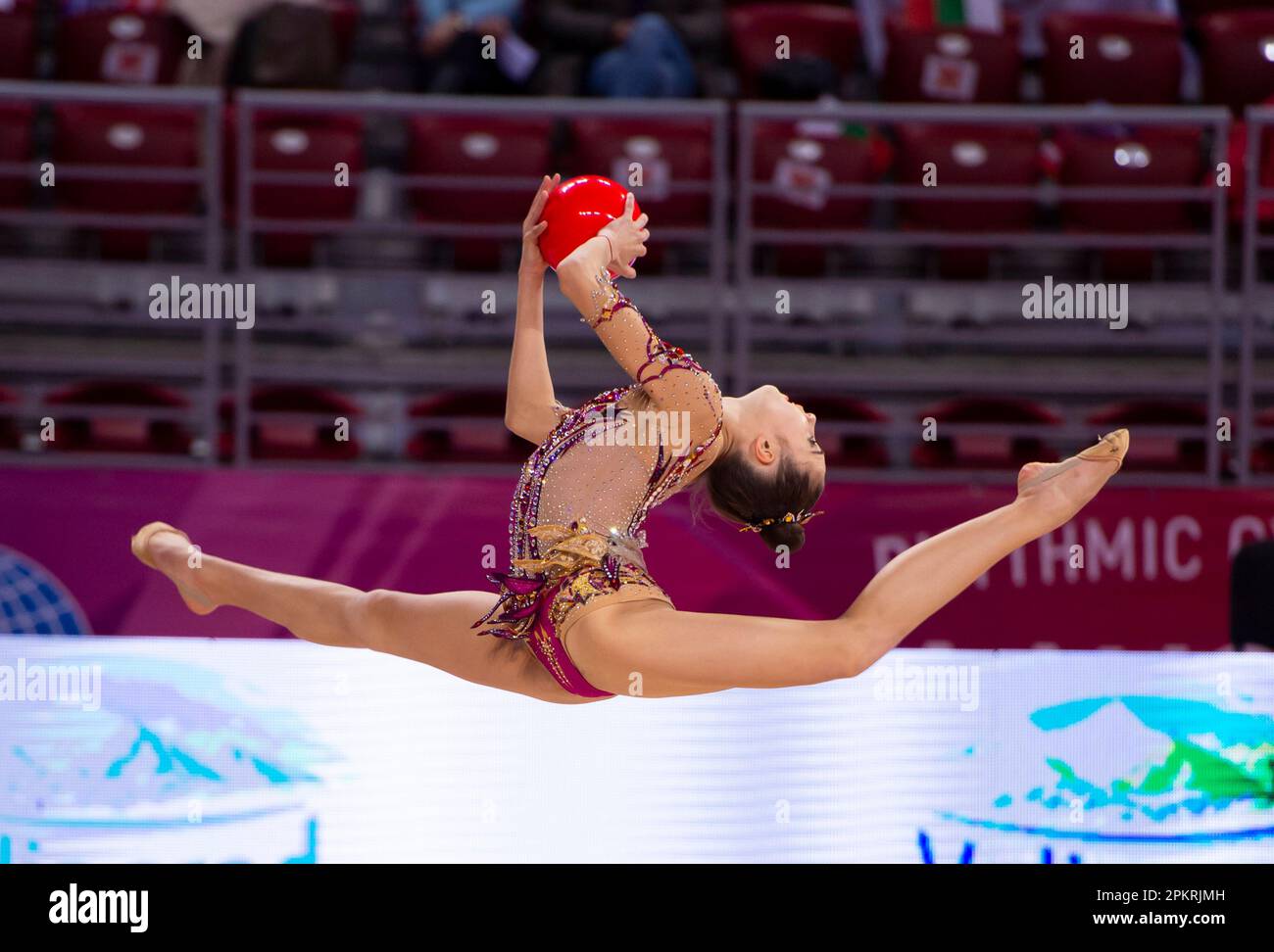 Sofia, Bulgaria. Marzo 31, 2023. Anna-Maria Shatokhin di Germania suona con la palla durante la Rhythmic Gymnastics World Cup all'Arena Armeec Foto Stock