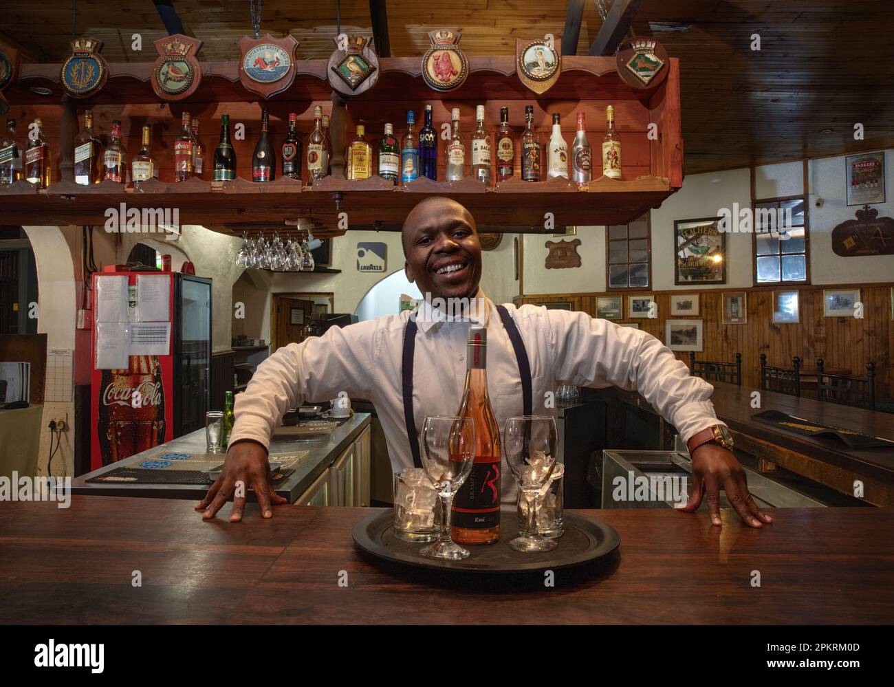 33 anni Mfanafuthi Mazeka, il capo barman dell'Himeville Arms Hotel nel sud di Drakensberg. Foto Stock