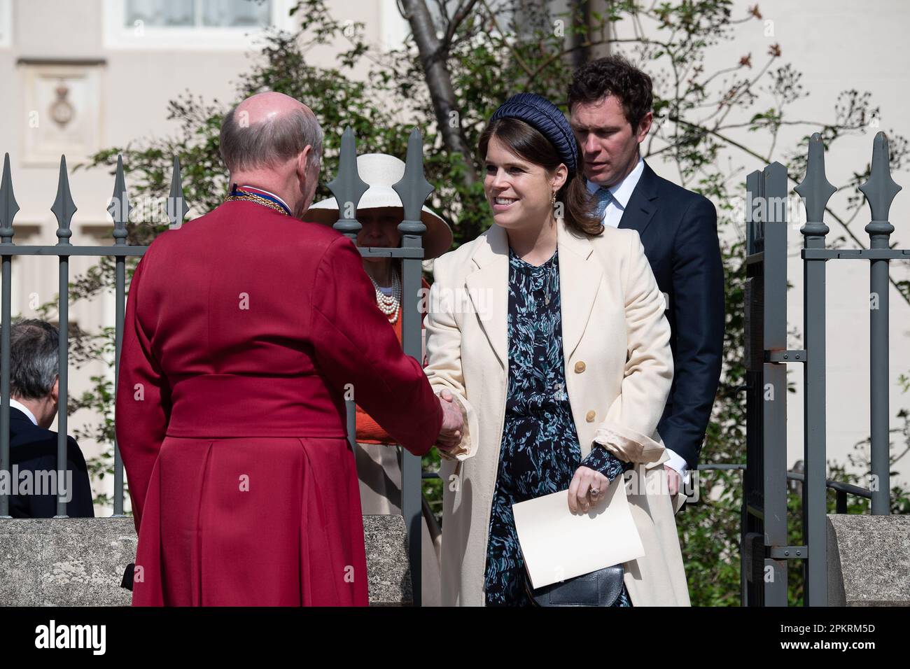 Windsor, Berkshire, Regno Unito. 9th aprile 2023. La principessa Eugeine parla con il David Conner il decano di Windsor dopo aver assistito al servizio mattutino della domenica di Pasqua presso la Cappella di San Giorgio al Castello di Windsor. Credit: Maureen McLean/Alamy Live News Foto Stock