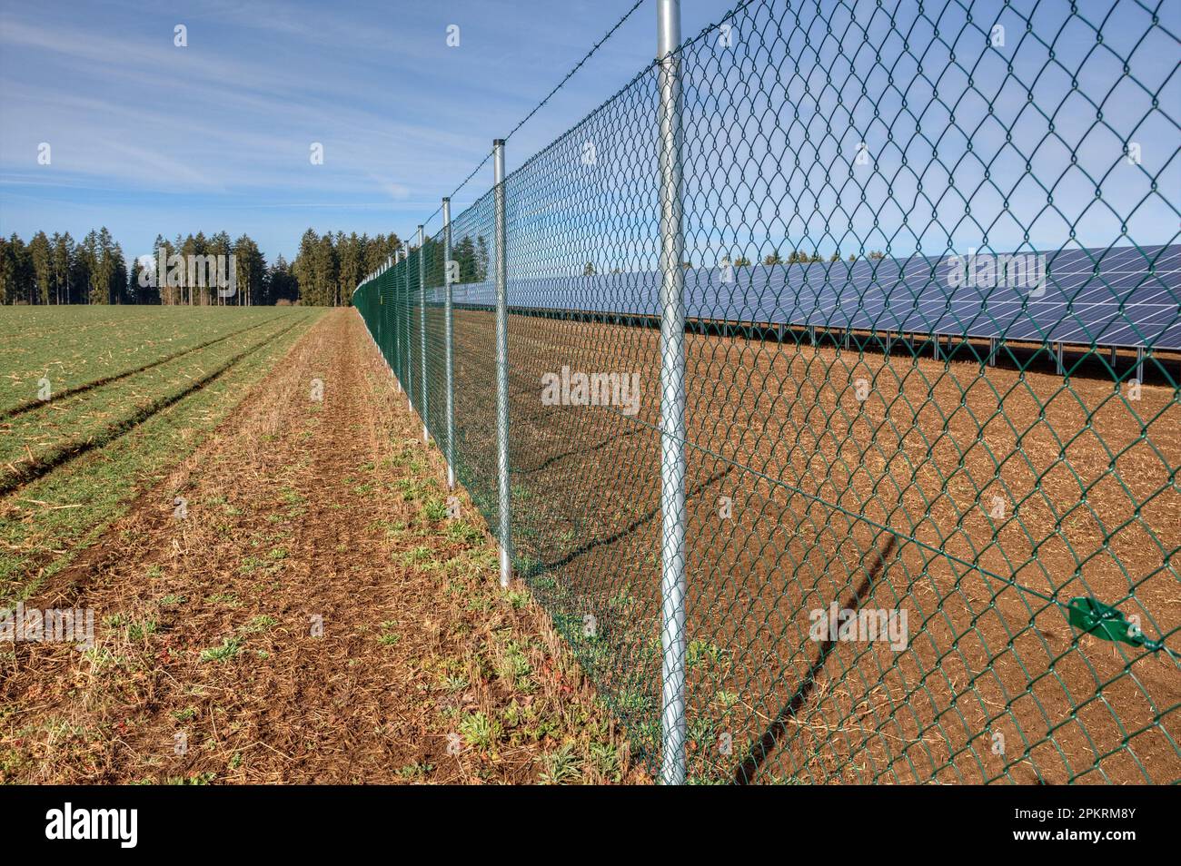 Sempre più recinzioni da parchi solari tagliare attraverso il nostro paesaggio. Foto Stock