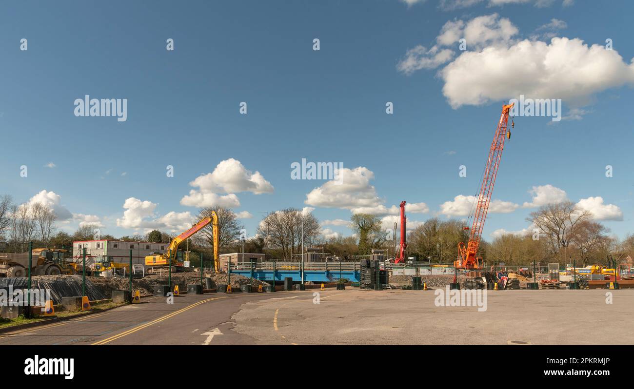 Salisbury, Wiltshire, Inghilterra, Regno Unito. 2023. River Avon al River Park, cantiere edile. Il programma è quello di ridurre il rischio di alluvione in città. Foto Stock