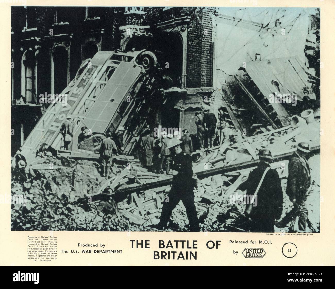 London Bomb Damage with rovesciato London Bus in Propaganda Documentary nella serie WHY WE FIGHT LA BATTAGLIA DEI registi BRITANNICI 1943 FRANK CAPRA e DEGLI SCRITTORI ANTHONY VEILLER Julian J. Epstein e Philip G. Epstein narratore Walter Huston produttore Frank Capra U.S. Dipartimento di guerra/ Ministero dell'informazione (M.O.I.) / Artisti Uniti Foto Stock