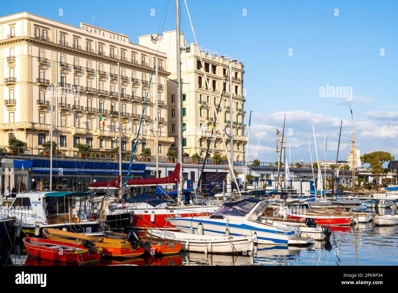 Italien, Neapel, Blick über den Hafen Porticciolo Santa Lucia auf die beiden Hotels 'Grand Hotel Saint Lucia' und 'Eurostars Hotel Excelsior' Foto Stock