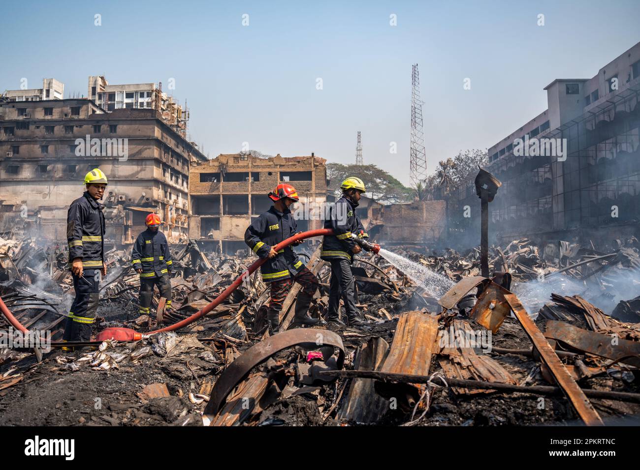 Il fuoco del mercato di Bangabazar ha causato danni estesi al mercato dell'abbigliamento con circa seimila negozi distrutti. Perdita di 10 miliardi di BDT. Foto Stock