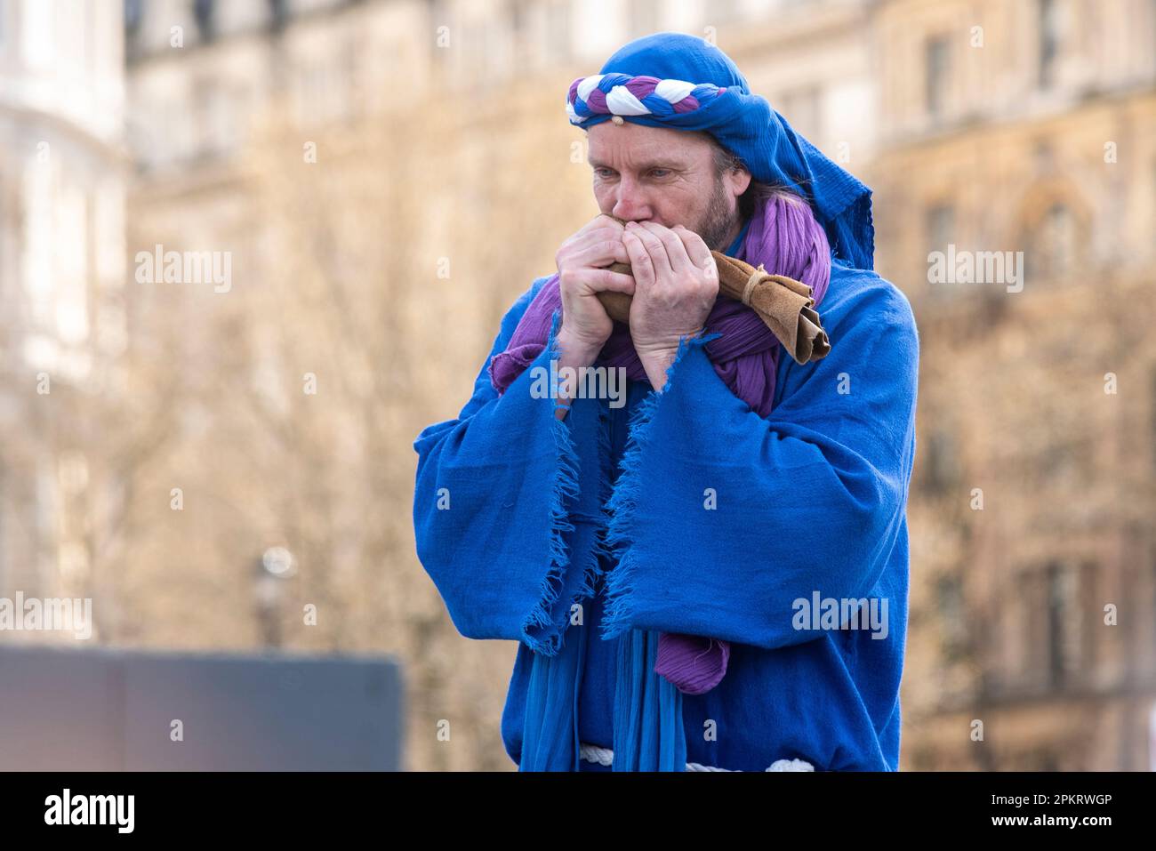 The Passion of Christ (la Passione di Cristo), spettacolo all'aperto di Wintershall a Trafalgar Square, Londra, il venerdì Santo di Pasqua. Judas suonato dall'attore Adi Hoff che accetta denaro Foto Stock