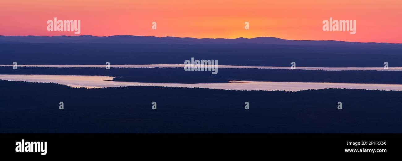 Panorama al tramonto visto dalla Cadillac Mountain nel Parco Nazionale di Acadia vicino a Bar Harbor, Maine Foto Stock