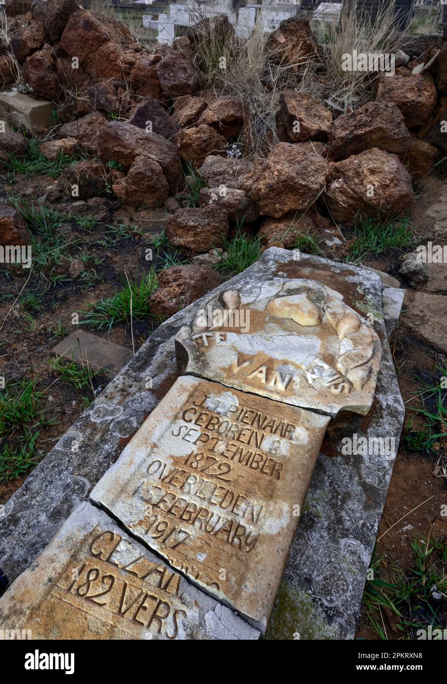 Una tomba caduta nel cimitero di Amsterdam. Foto Stock