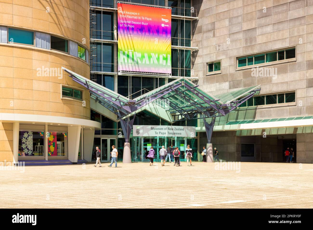 7 dicembre 2022: Wellington, Nuova Zelanda - ingresso frontale a te Papa, persone che camminano verso le porte. Foto Stock