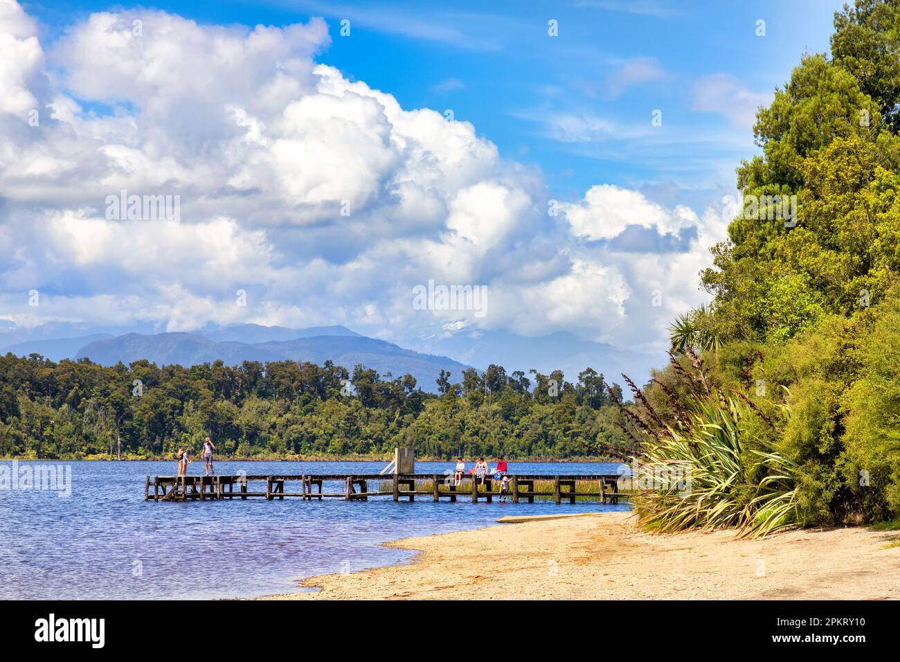 17 dicembre 2022: Costa Occidentale, Nuova Zelanda - il Lago Mahinapua e' una delle attrazioni della Costa Occidentale e fa una fantastica sosta per il pranzo. Qui una famiglia sono Foto Stock