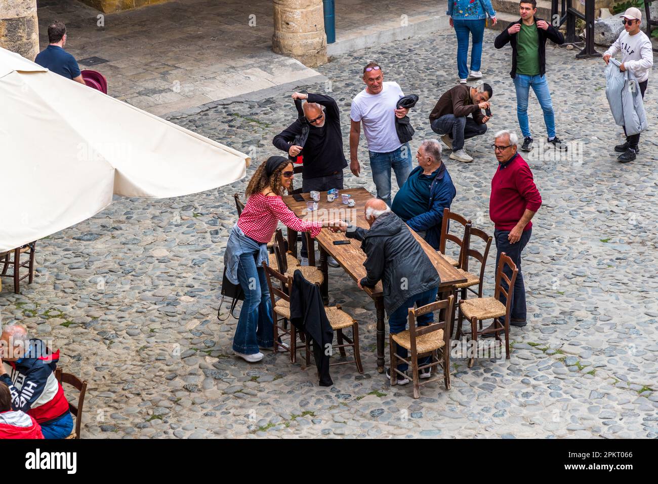 Büyük Han, Great Inn è una delle principali attrazioni turistiche di Nicosia. Il vecchio caravanserai si compone di due piani. Nella parte inferiore del complesso a forma quasi quadrata si trovano caffetterie e ristoranti. Nella parte superiore negozi di souvenir e artigianato. Büyük Han, nonostante la sua popolarità con i turisti, è anche visitato da molti locali. Caravanserai Büyük Han a Nicosia, Cipro Foto Stock