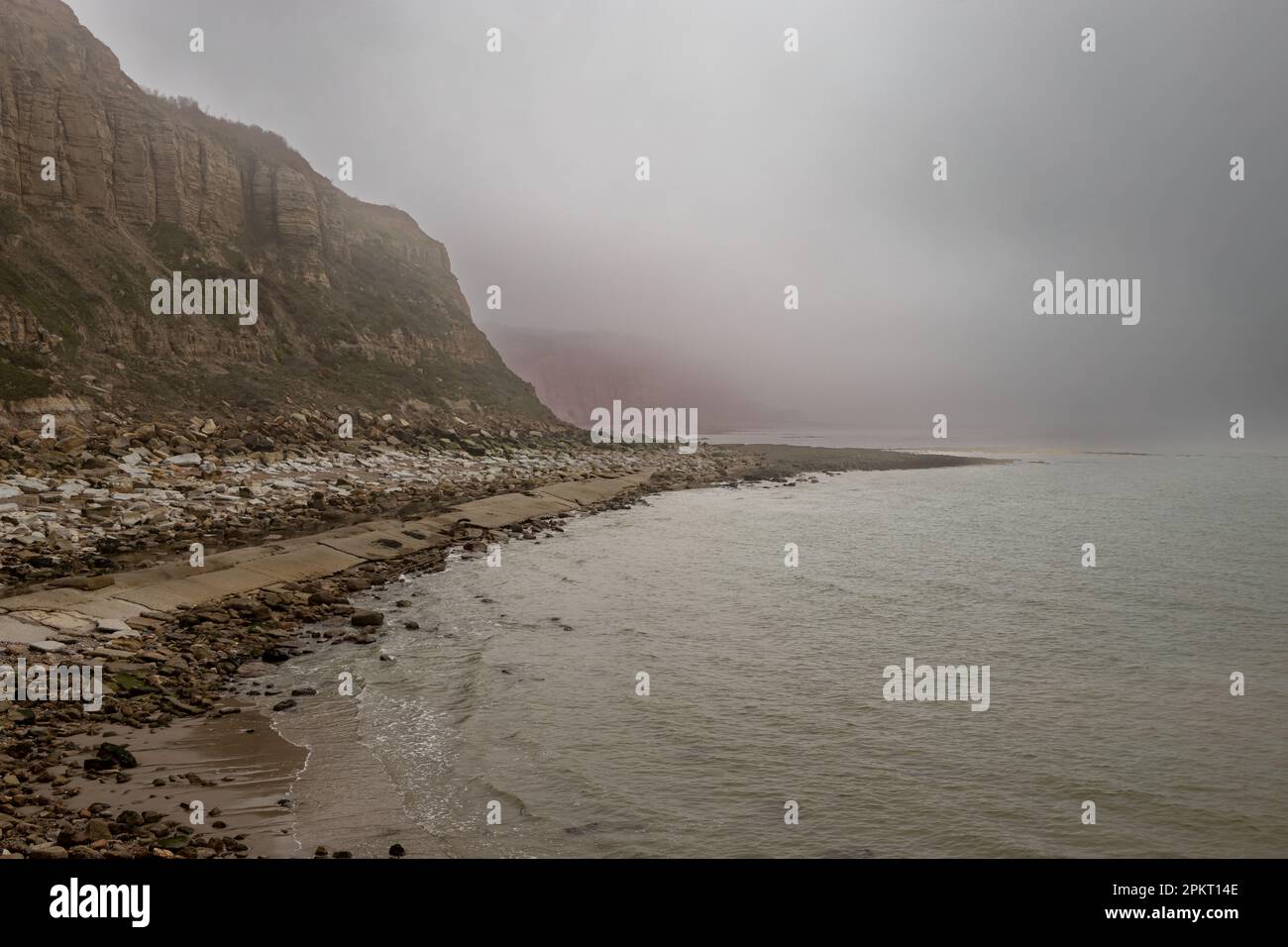 Mare di Misty con le scogliere in Hastings Foto Stock