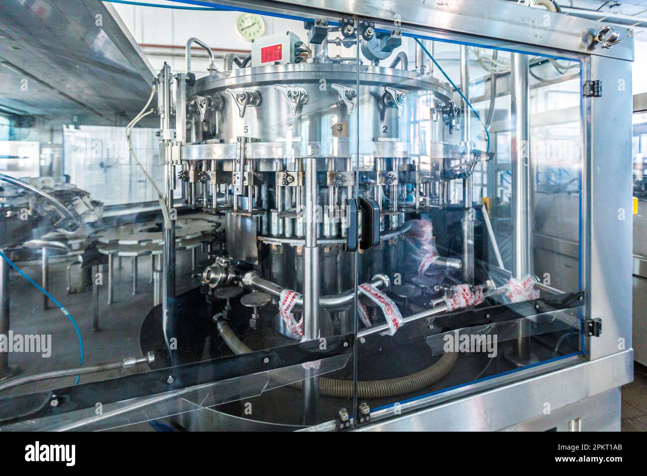 Attrezzature industriali nel laboratorio di una vecchia fabbrica abbandonata a Mosca, Russia Foto Stock