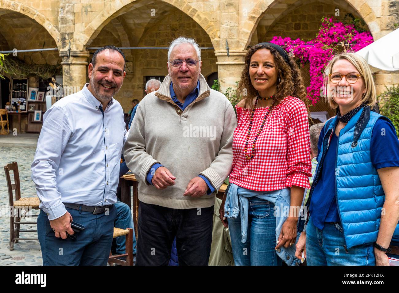 Ogni sabato, il Coffee Club si riunisce a Büyük Han, il grande caravanserai nel centro storico di Nicosia. Il gruppo bi-comunale è composto da ciprioti del nord e del sud, nonché da ospiti. Qui Mehmet, Nikolaos, Nelin e Angela. Caravanserai Büyük Han a Nicosia, Cipro Foto Stock